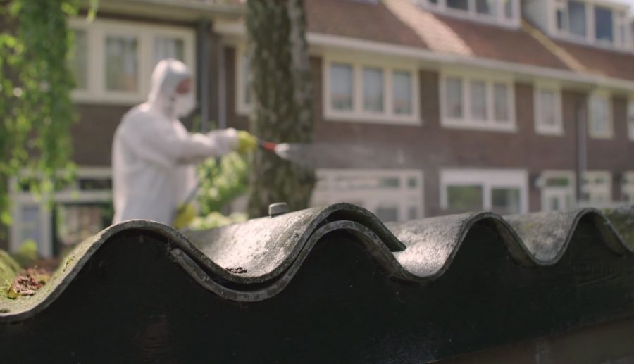 Bewoners Zwijndrechtse Vogelbuurt maken hun schuurdak asbestvrij