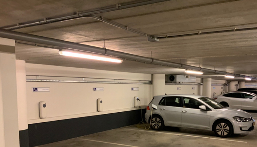 Een controle in de praktijk: veilig elektrisch laden in een parkeergarage