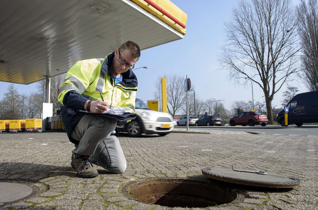 OZHZ medewerker doet inspectie